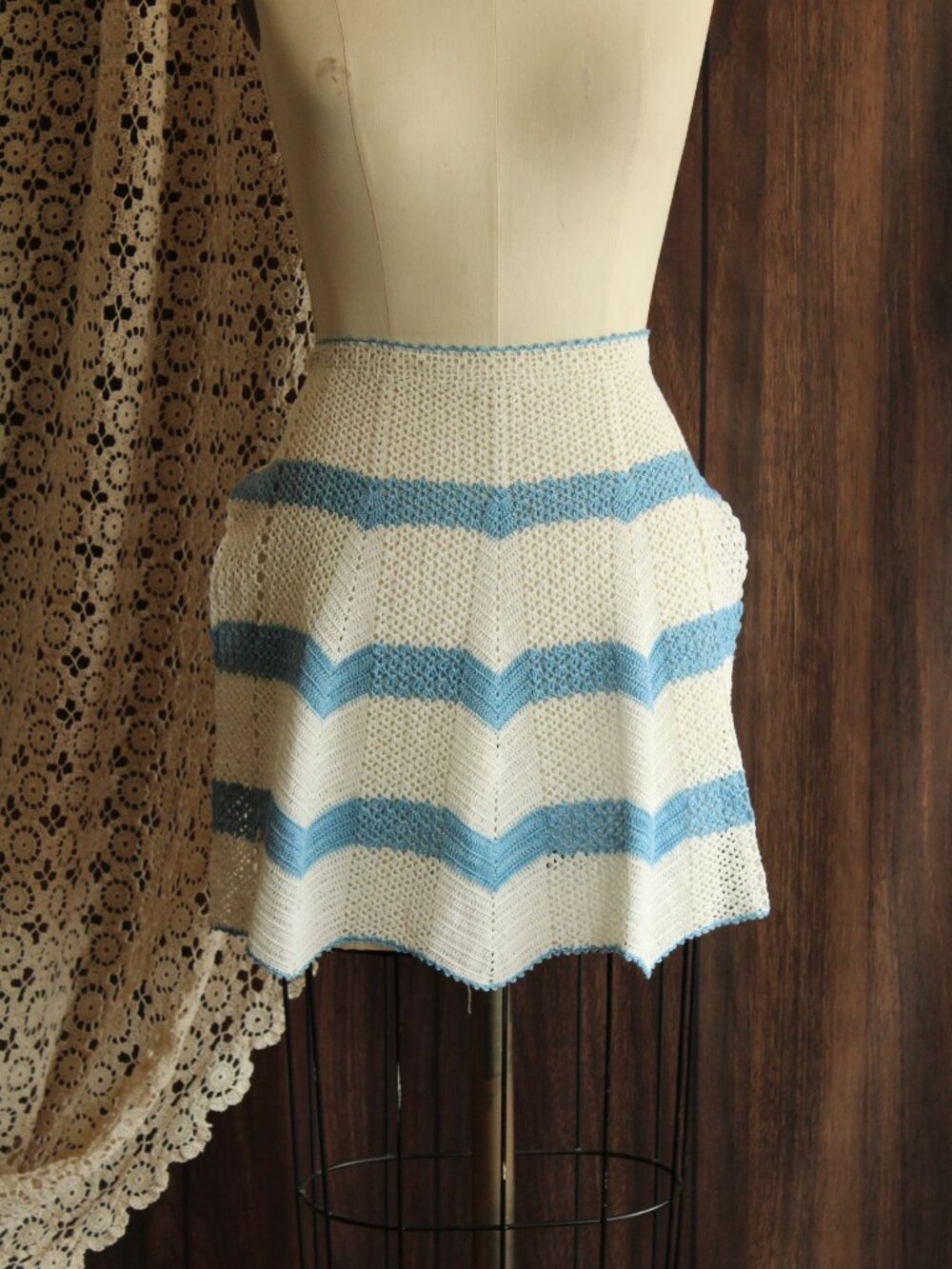 Vintage 1950s 1960s Half Apron, Crocheted in White and Blue, Retro Kitchen - Picture 3 of 11